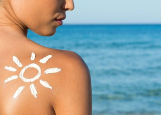 Proteggere la pelle dal sole: 10 verità e 10 falsi miti (prima, durante e dopo l’esposizione)